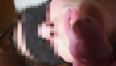 "Branquinha de Leite" slides on lipstick to make a bj.