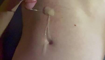 Twink playing with is dick in his bed (+cumshot)