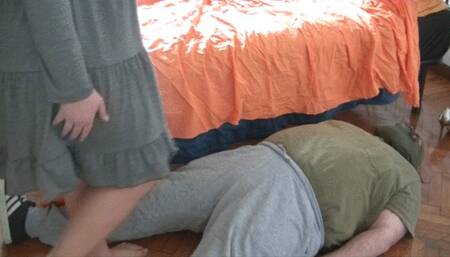 Cruel barefeet ballbusting (full clip)