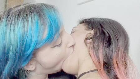 DEEP AND WICKED KISSES OF TWO ALTERNATIVE GIRLS - BY PENELOPE PINK AND QUEEN - CLIP 3 IN FULL HD