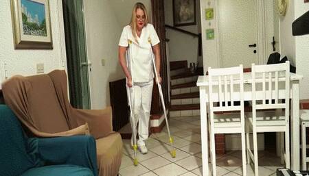 Doctors on crutches   MP4(1920*1080)HD