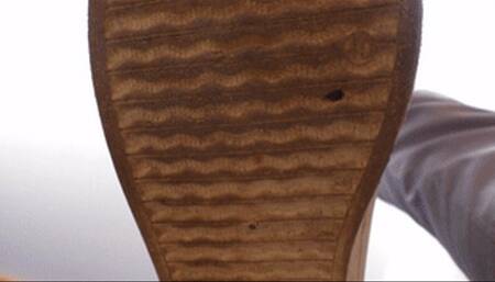 Slim teen chick shows her sneakers soles on camera, fc082x 1080p