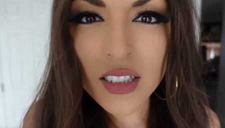 Custom: Giantess Finds Little People!