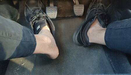Pedal pumping while driving sockless with sneakers (avi)