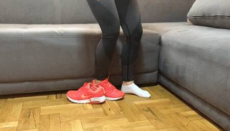 NICKY TWISTS HER ANKLE IN HOME WORKOUT - MP4 Mobile Version