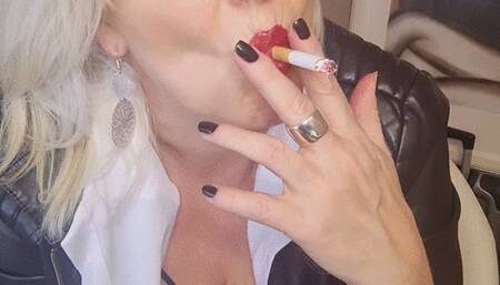 Smoker Mummy shows you her lovely Marlboro Red 100 chain smoke with close up sequences of her glossy red lips and sexy smoker face