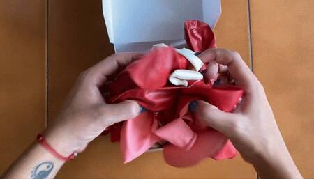 Valentines balloons kissing