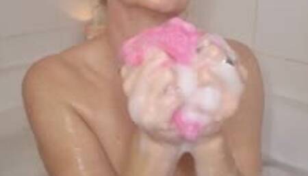 SmokerQueenJoan takes a bubble bath and enjoys smoking a 120 while gently lathering her body with a sponge*waterfall smoke*cough*close ups*