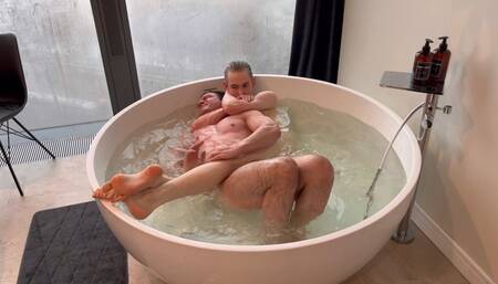 Naked twink headscissors, bodyscissors and drows bigger guy in the bath