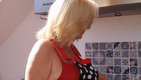 SmokerQueenJoan cooks for you in sexy red lingerie for you*MILF*red Lipstick*Eye glasses*Mummy*GILF*Corkcigarette*creamy smoke*