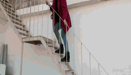Sprained my leg on the roof MP4(1280*720)HD