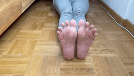 LICK MY SWEATY WRINKLED SOLES AND TOES - MOV HD