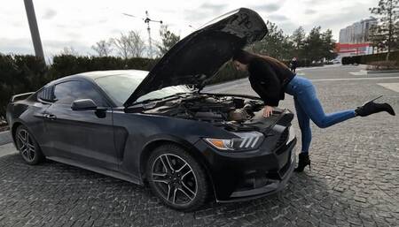 Jade driving Ford Mustang