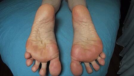 Big wrinkled soles close up (WS)