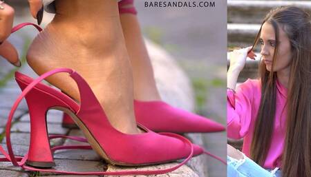 Adele’s shoeplay in her pink sling-back high heels - 13238