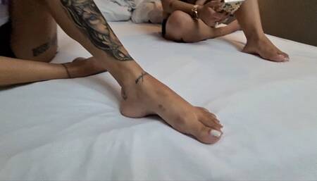 She humiliate her friends with Sole footworship