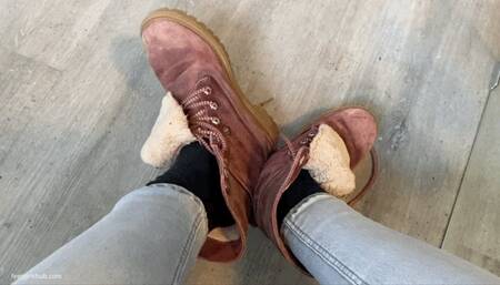 HER SWEATY WORN OUT BOOTS IN YOUR FACE - MOV Mobile Version