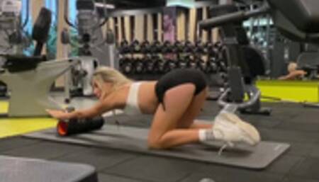Pickup blonde in the gym dragged a stranger into her room for passionate sex