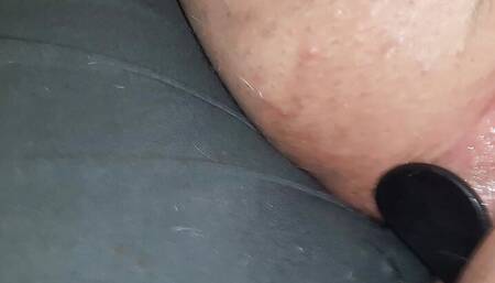 Nutzfotze hart mit dem Dildo gefickt