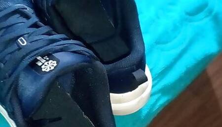 Me cum in my new sneaker