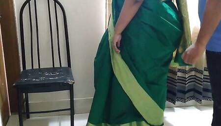 35 Year Old (Ayesha Bhabhi) bakaya paisa lene aye the, paise ke badle padose se kiya Choda Chudi, Hindi Audio - part-2