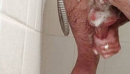 Plaisir sous la douche en vacance