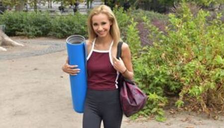 Beautiful Latina with round ass Veronica Leal likes hardcore anal