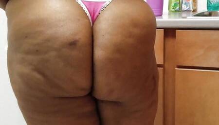 bbw gives the moving man a nice tip