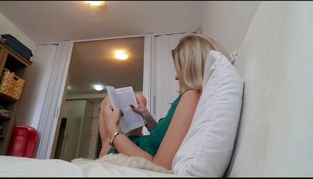 Caught on cam: reading and farting big time