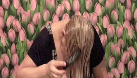 Intensive washing and super smooth combing blonde