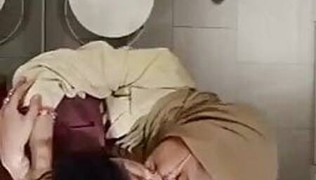 Gadis jilbab sange mesum diruang ganti