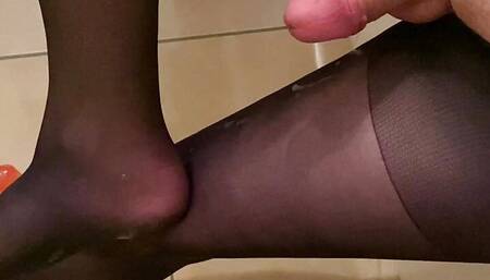 I jerk off a cock with my feet in pantyhose and I cum on my leg