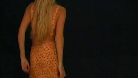 I'm Gabriela a blonde camgirl with a shaved pussy and today I want to enjoy with a sex toy