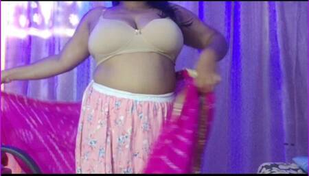 Hot girl desi loving beautiful sexy lady shows off and plays sexy with her full boobs and pussy.