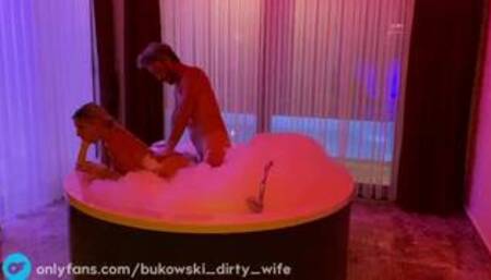 Romantic fuck with blonde slut in jacuzzi