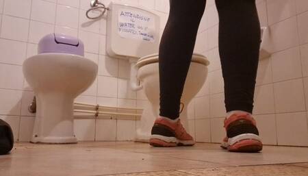 Farts and pee in the broken toilet 4K