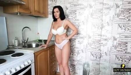 Hot Mommy - Heat Wave Gets My Mom Wet