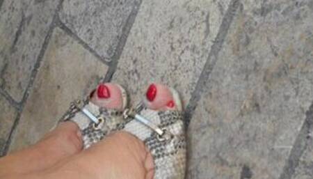 pieds très odorants d'une mature française en publics et dans son commerce