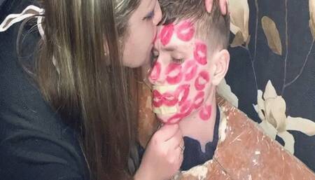 Boy loves extreme lipstick kisses MP4(1280*720)HD