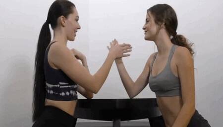 Nathalia vs Nicole: Armwrestle
