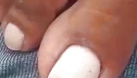 Close Nice Toes whit French Nails