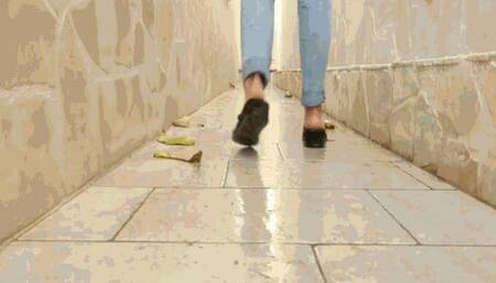 Wet slippery tiles MP4(1920x1080)FHD