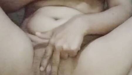Wife ki payasi chut  .wife ny chut ka pani nikala wife masturbating
