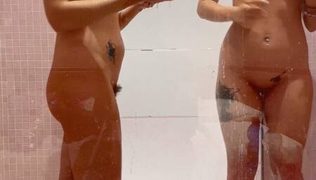 IN DOCCIA CI MASTURBIAMO CON DUE DILDI ENORMI