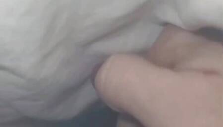 Je me masturbe en me filmant avec mon telephone dans le lit d amis