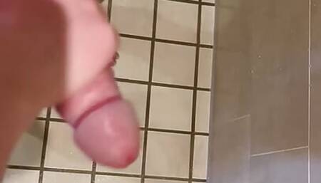 Nachbarin hat es wieder getan. In der Dusche gewichst