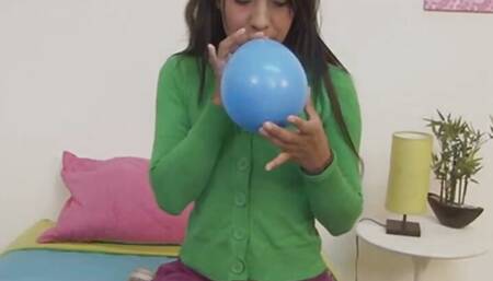 Little lorie in sexy solo scene
