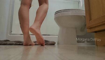 Using The Toilet With Feet Closeups HD wmv