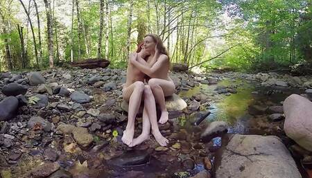 Yanks Les Babes Ana Molly And Belle Making Out Outdoors In VR