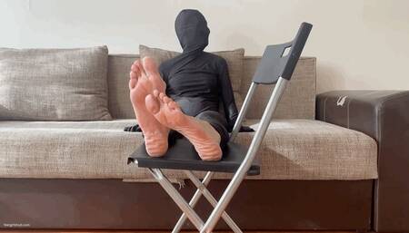 GIRL IN BLACK FOOTLESS ZENTAI SUIT RUBBING HER SOLES TOGETHER - MP4 HD
